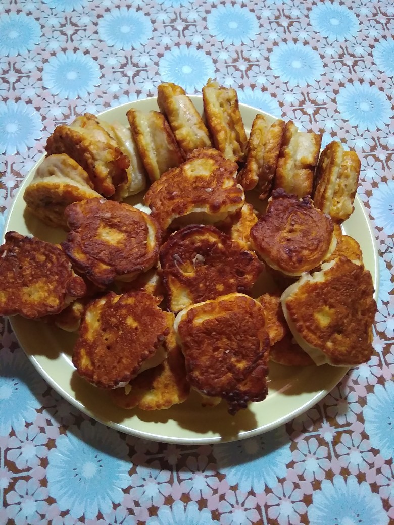 Рулетики с сыром, зеленью и яйцами из лаваша в кляре