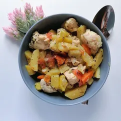 Тушёная курица с овощами