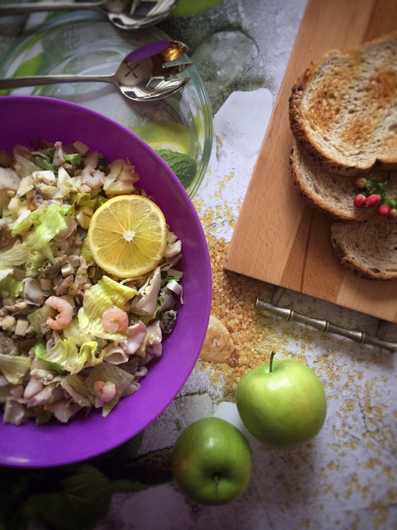Салат с морепродуктами и яблоком