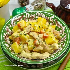 Тушёная картошка с индейкой в сметанном соусе