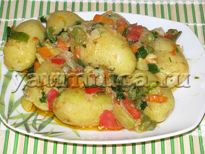 Молодой картофель с тушёными овощами