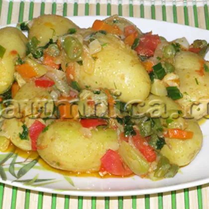 Молодой картофель с тушёными овощами