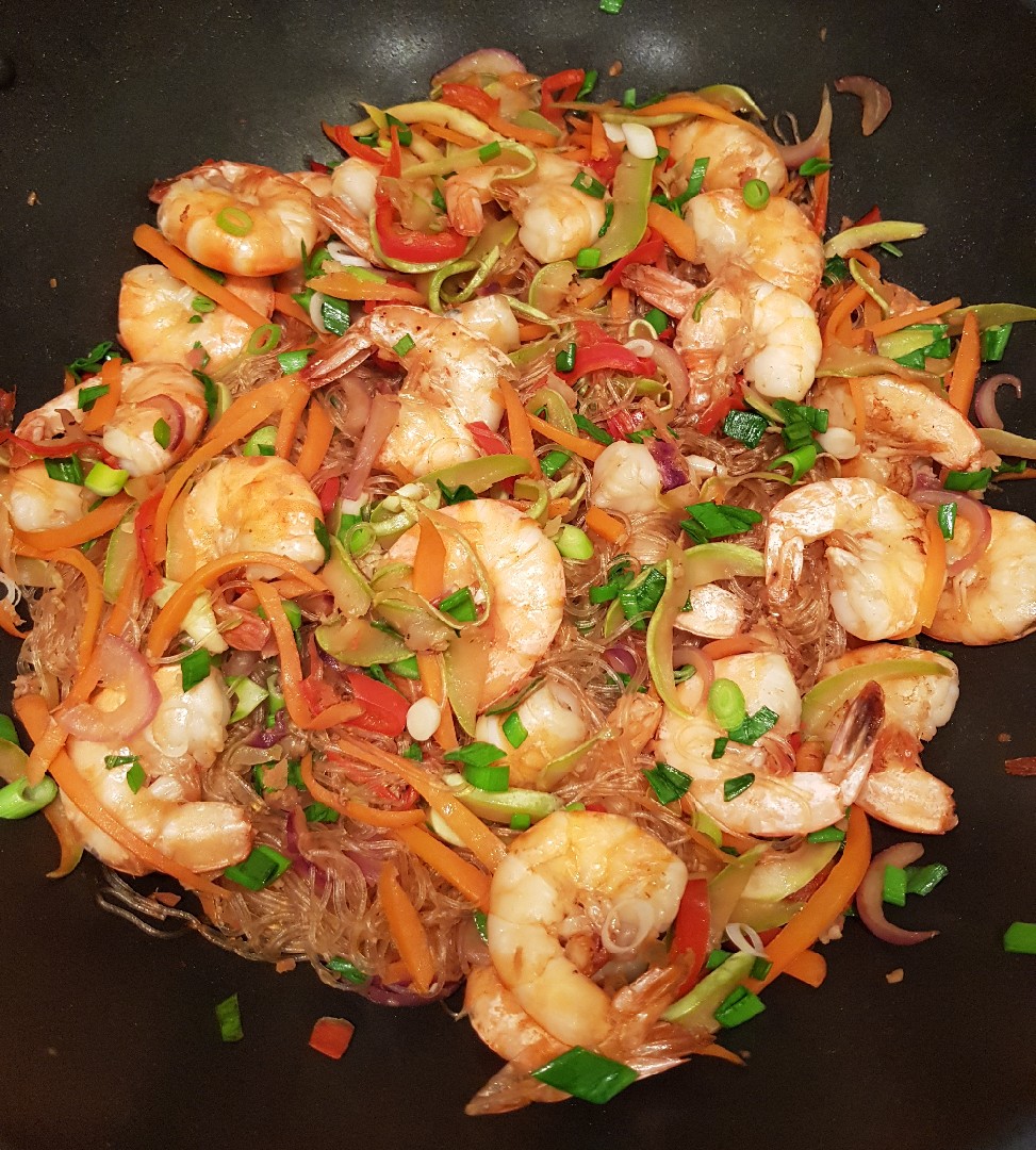 Вок-лапша с овощами и креветками