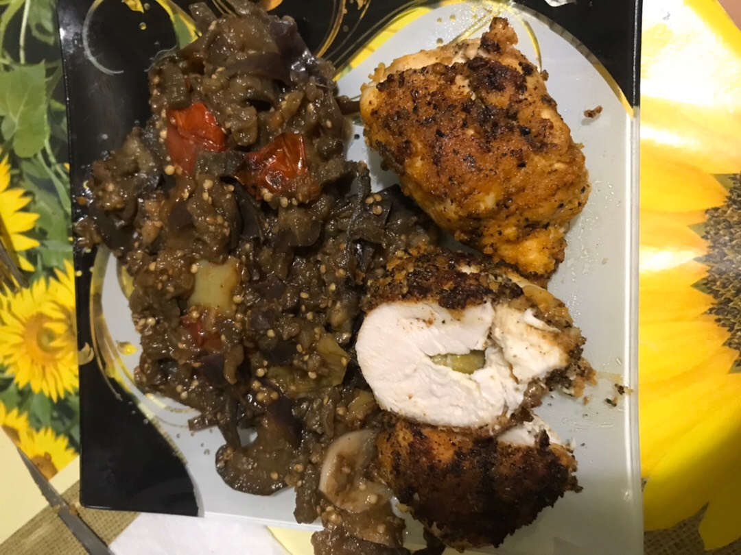 Куриные рулетики с соусом гуакамоле,оливкой и моцареллой