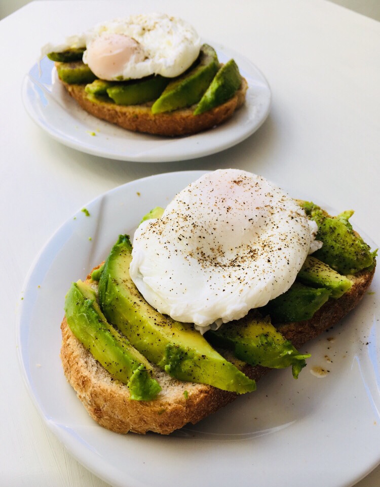 Тост с авокадо 🥑 и яйцами-пашот 🥚