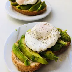 Тост с авокадо 🥑 и яйцами-пашот 🥚