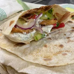 Пита с овощами и курицей