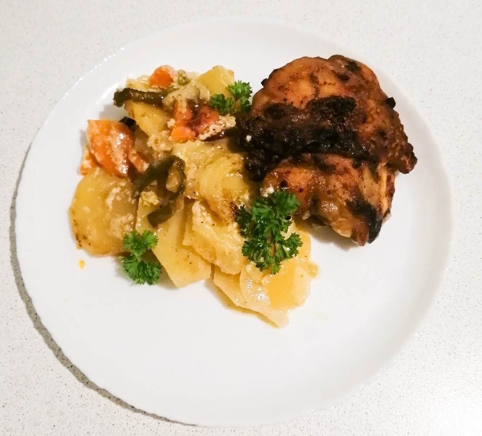 Куриные бедра запечённые с картофелем