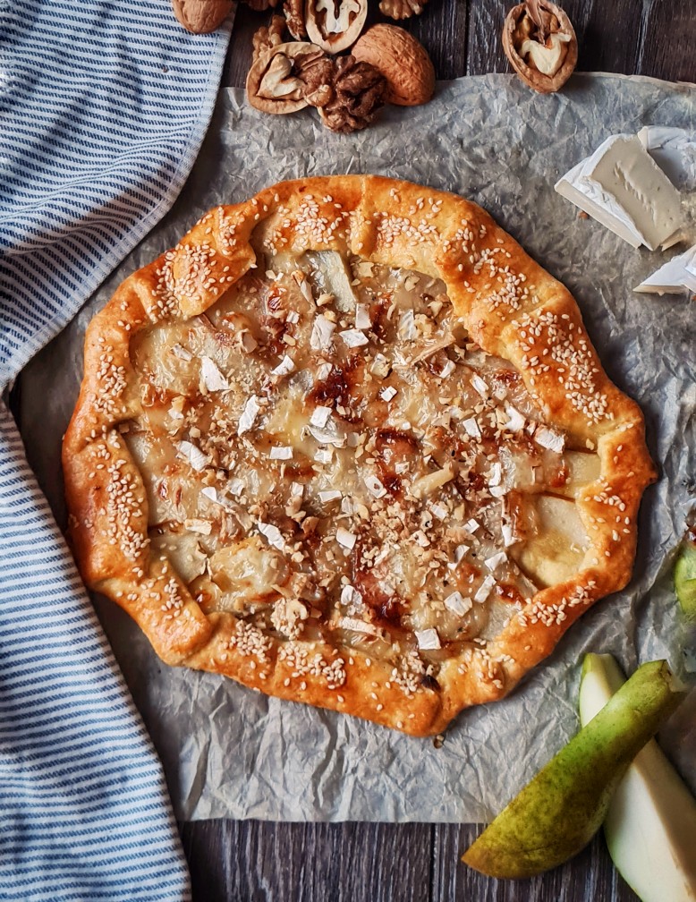 Галета с грушами, камамбером и орехами