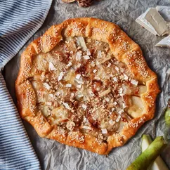 Галета с грушами, камамбером и орехами