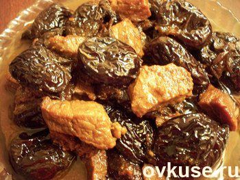 Куриное филе с яблоками и черносливом
