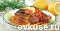 Запеченный карп с морковью и луком
