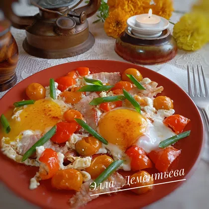 Яичница с беконом и овощами