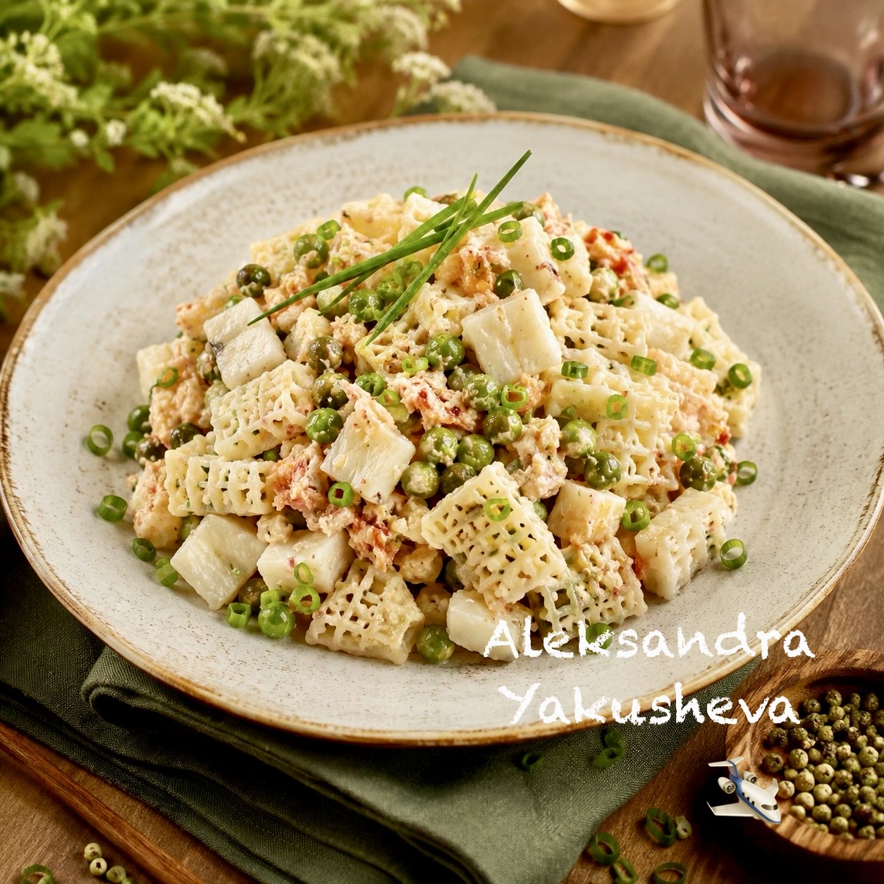 Салат из макарон с рыбой и зеленым горошком