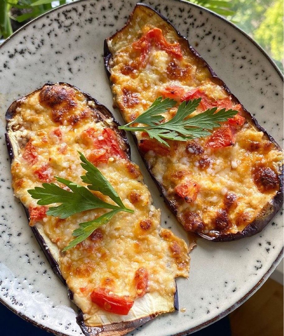 Фаршированные баклажаны с творогом, сыром и помидоркой