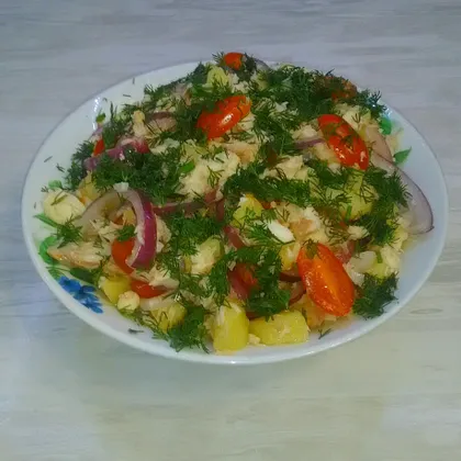 Овощной салат с рыбой горячего копчения