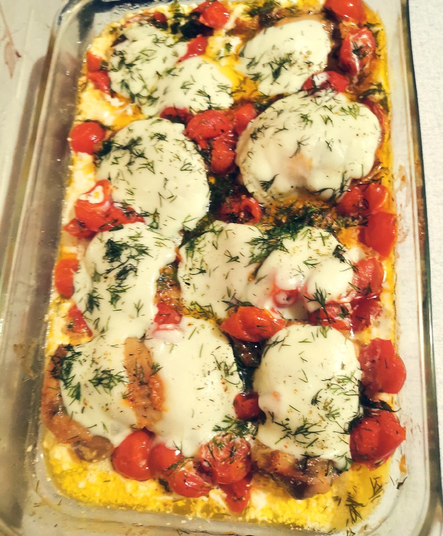 Курица с помидорами черри и моцареллой