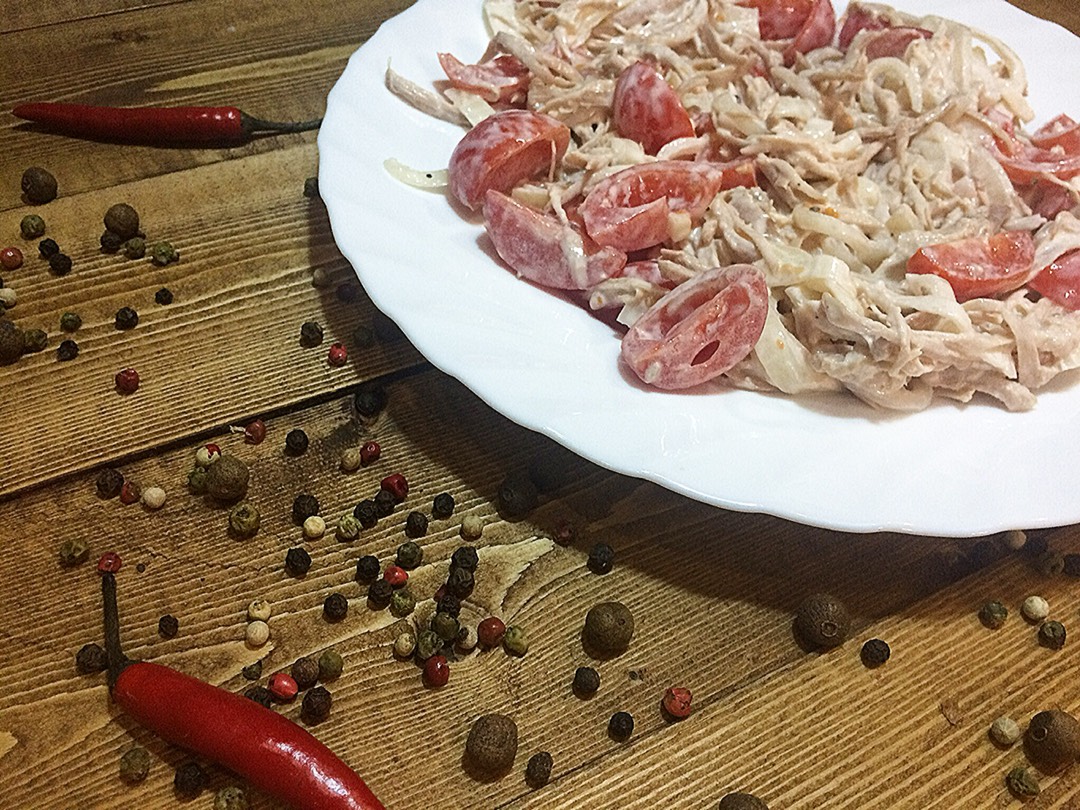 Освежающий салат с томатами и мясом