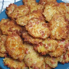 Картофельные драники с колбасой, сыром и луком