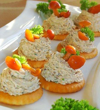 Грибная закуска на крекерах