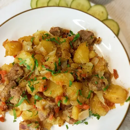 Свинина с картофелем и капустой в сковороде 