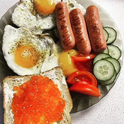 Завтрак: яйцо, сосиска и икра