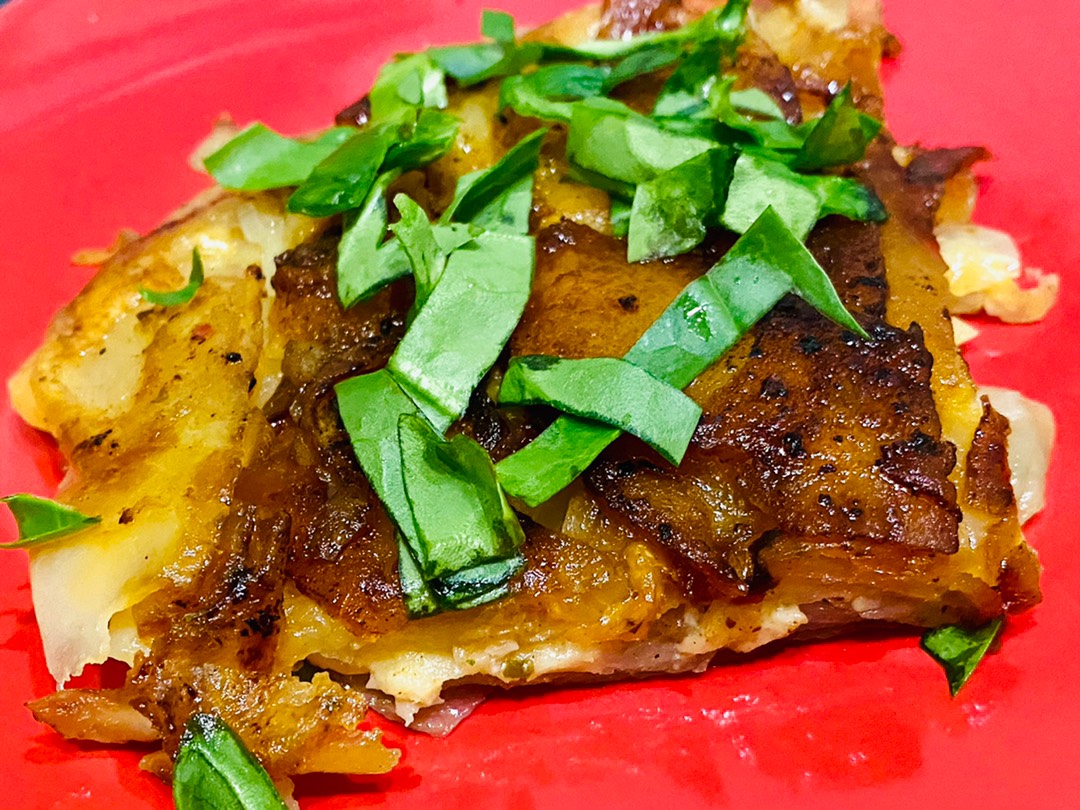 Рецепт слоеной картошки с мясом. Картошка слоеная жареная. Слоеная картошка. Слоеная картошка на сковороде рецепт.
