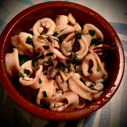 Кальмары/осьминоги с чесноком и петрушкой. Calamares al Ahillo