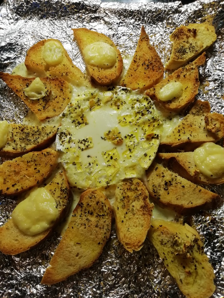 Сыр камамбер с гренками и чесноком