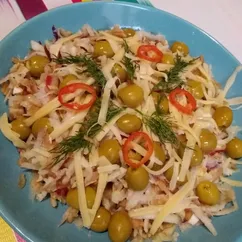 Салат из кольраби с оливками и яблоком