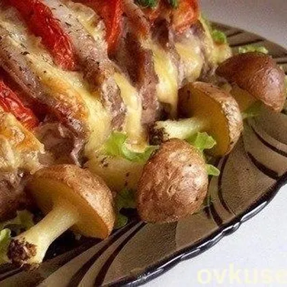 Свинина, запеченная «гармошкой», с картофельными «грибочками»