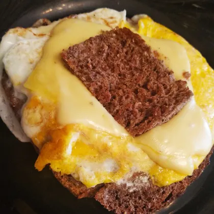 Горячий бутерброд с яйцом и сыром