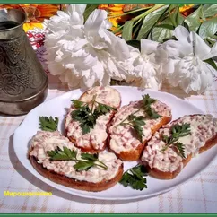 Гренки с колбасой и сыром