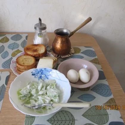 Завтрак №9. Салат из огурца и яйцо варёное. Кофе