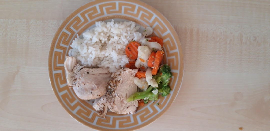 Рис с курицей и овощами в одной посуде