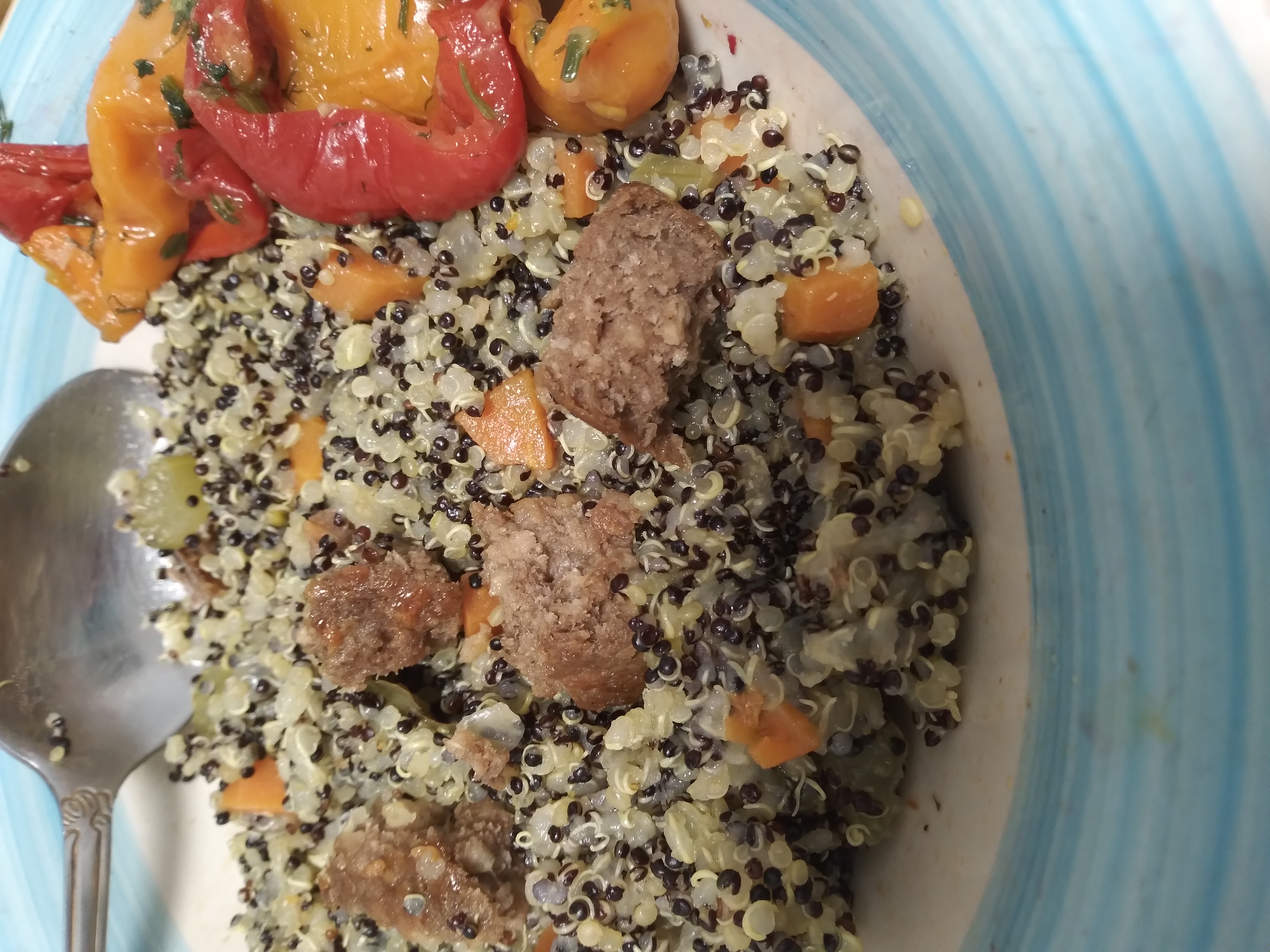 Плов из киноа с соевым мясом