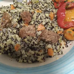 Плов из киноа с соевым мясом