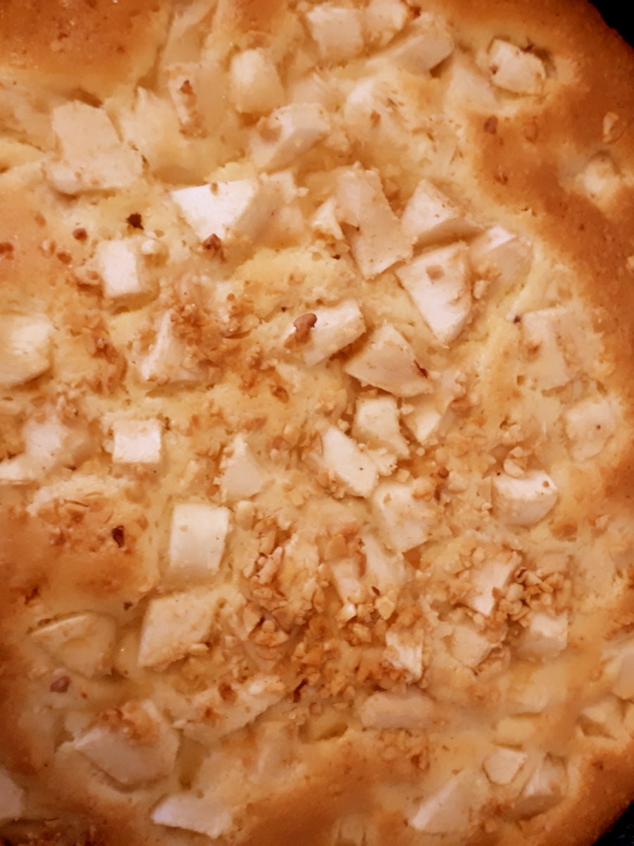 Яблочный пирог с орехами и корицей