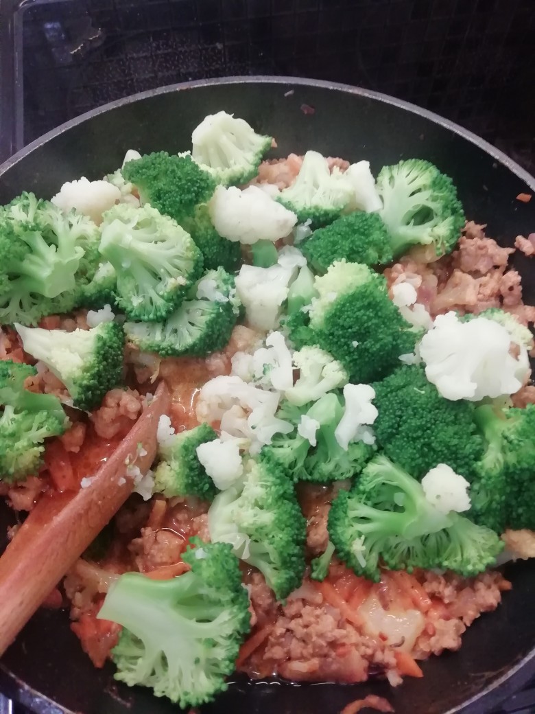 Рецепт: Тушеная цветная капуста с картофелем - С морковью,луком и сушеными травами.