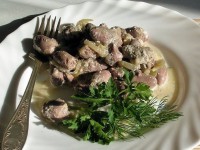 Куриные сердца под сметанным соусом