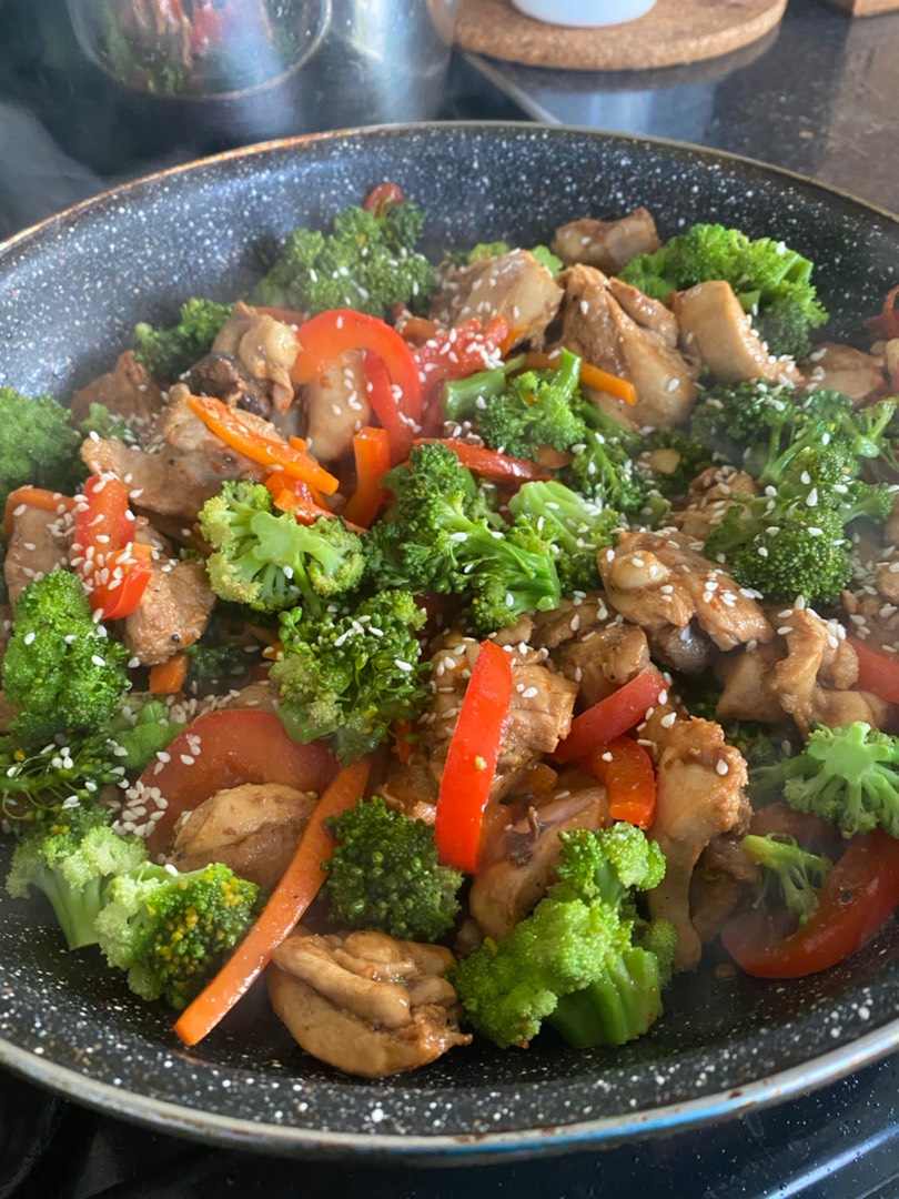 Куриные бедрышки с овощами