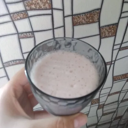 Молочный коктейль с мороженой вишней