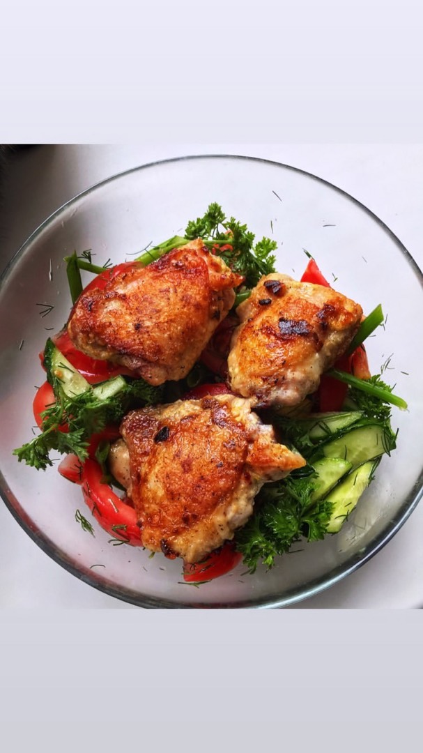 Куриные бёдрышки с салатом из овощей