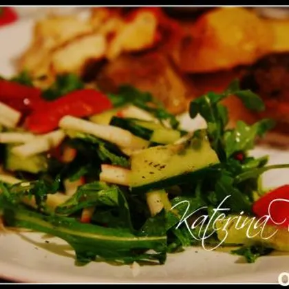 Салат с руколой овощами и крабовыми палочками