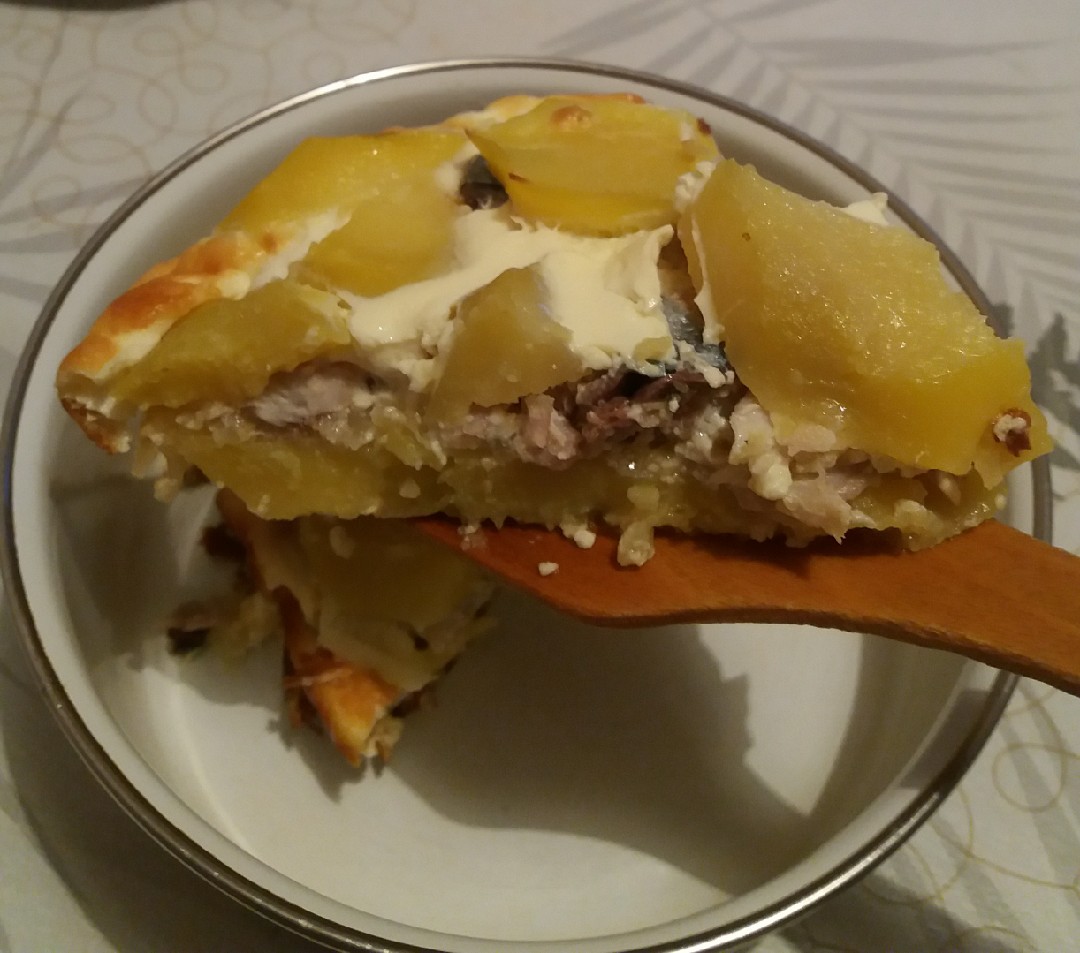 Картофельная запеканка со скумбрией в духовке с сырной верхушкой