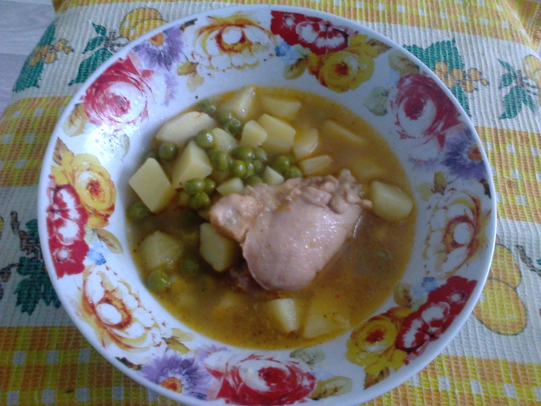 Куриные бедра тушеные с картофелем и горошком