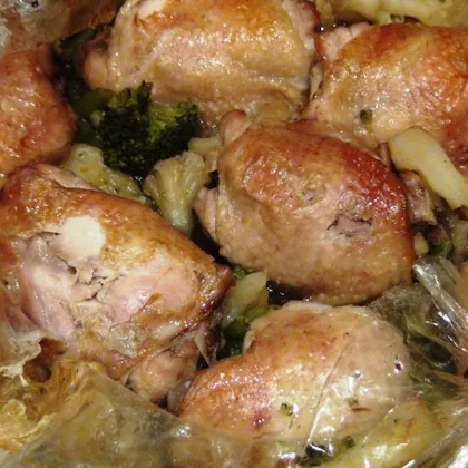 Курица с картофелем и луком,тушёная в рукаве
