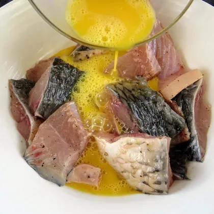 Сначала заливаем рыбу яйцами, а потом соусом / Закуска из жареной рыбы
