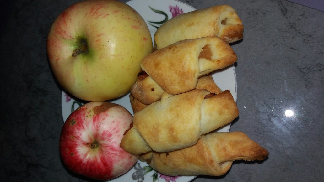 Рогалики с яблоками (с секретиком)
