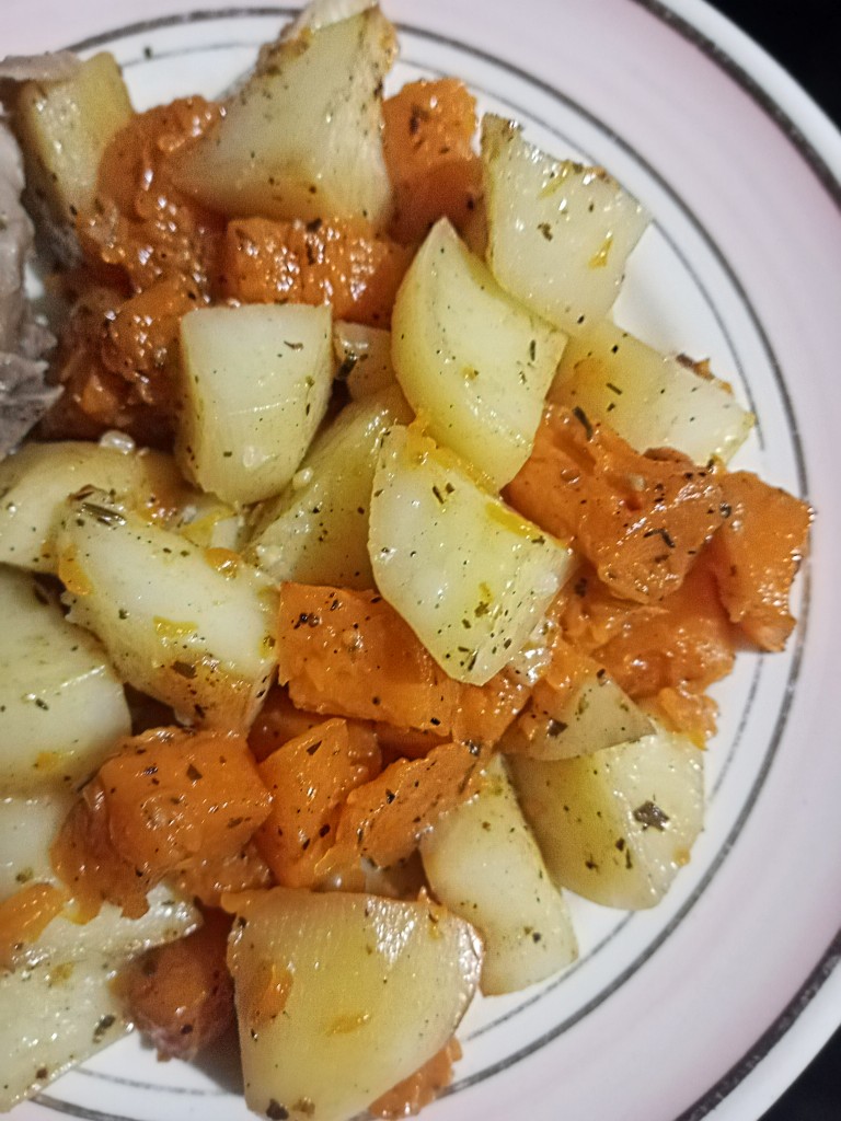 Запечённая тыква с картофелем и прованскими травами